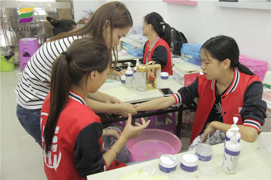 南寧美容學(xué)校：秋季手部護(hù)理技巧