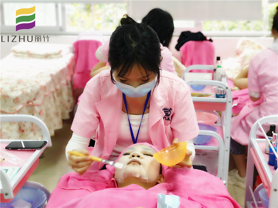 關(guān)注春季補(bǔ)水戰(zhàn)，看看南寧美容哪家教學(xué)好