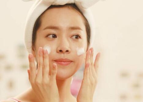 快來(lái)和廣西美容學(xué)校學(xué)習(xí)午間護(hù)膚美容技巧