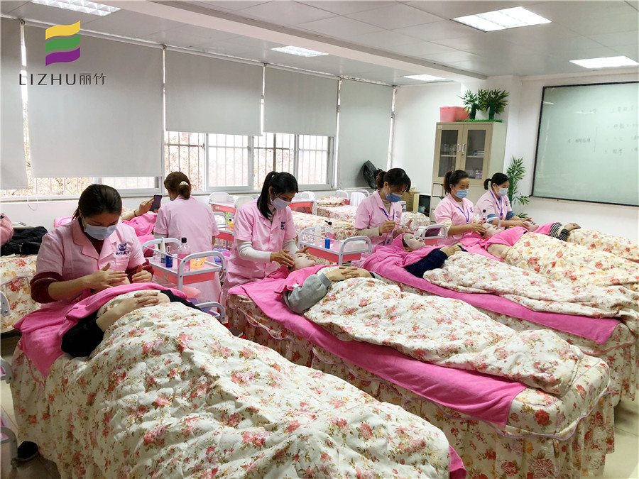 分享敷面膜的隱藏知識，看?南寧哪家美容學校專業(yè)