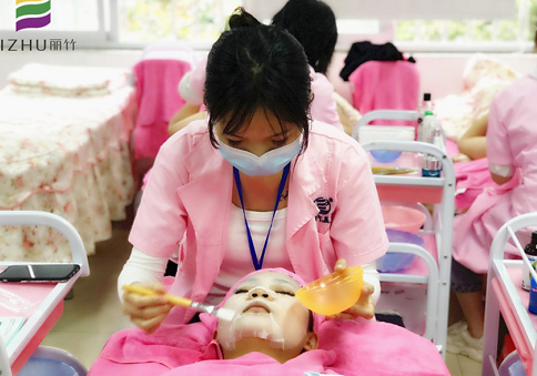 怎么做面部水療？廣西美容課堂上課教你