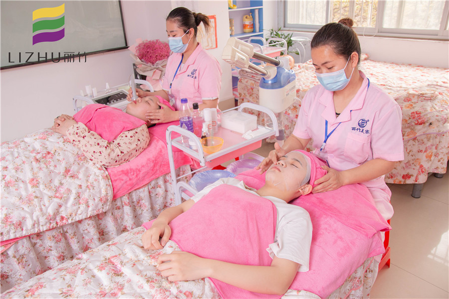 曬后如何修復(fù)皮膚？廣西美容學(xué)校演示給你看