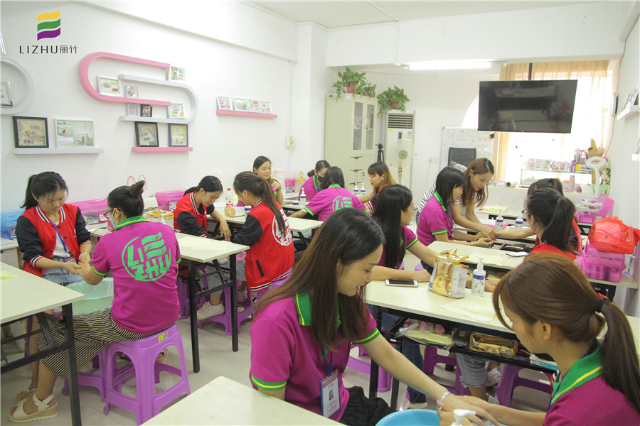 為什么要做手部護(hù)理？廣西排名前十美容學(xué)校把你解惑