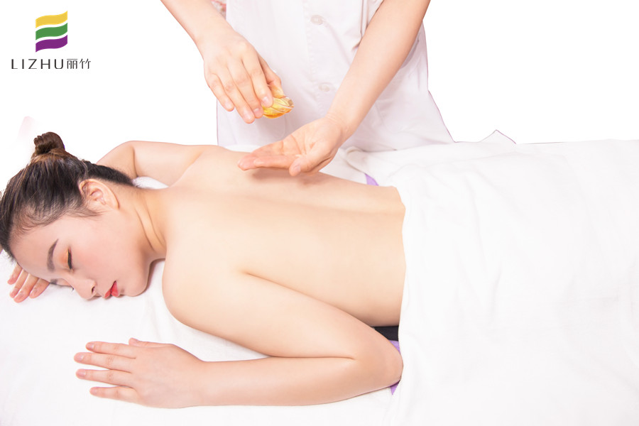 精油開背的好處，到廣西專業(yè)美容學(xué)校去學(xué)習(xí)