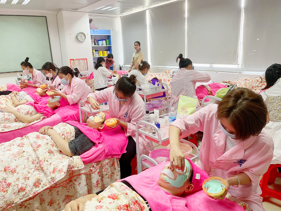 涂抹式面膜和貼片面膜區(qū)別，廣西美容培訓(xùn)面部