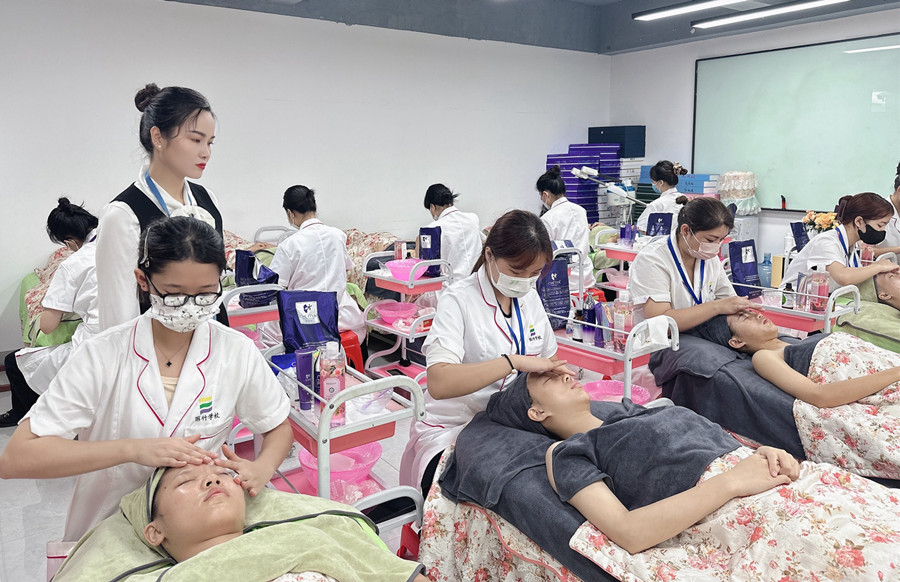 油皮初秋護(hù)膚貼士，南學(xué)美容護(hù)膚管理