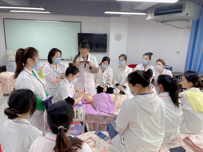 問題皮膚夏日護膚指南，南寧美容養(yǎng)顏學(xué)校分享