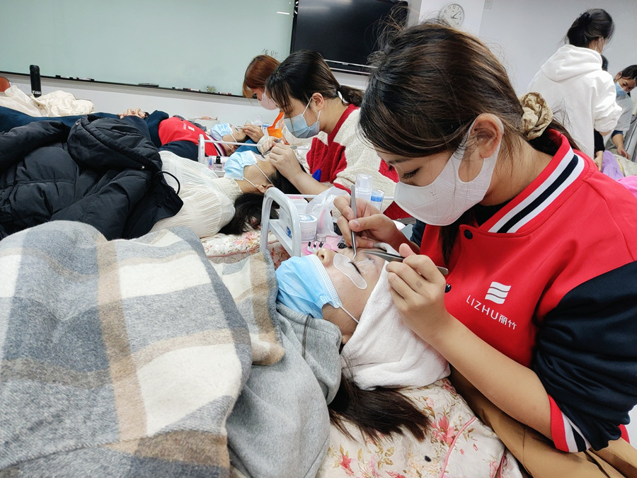 南寧美甲美睫培訓(xùn)：開綜合店為什么要學(xué)美睫？