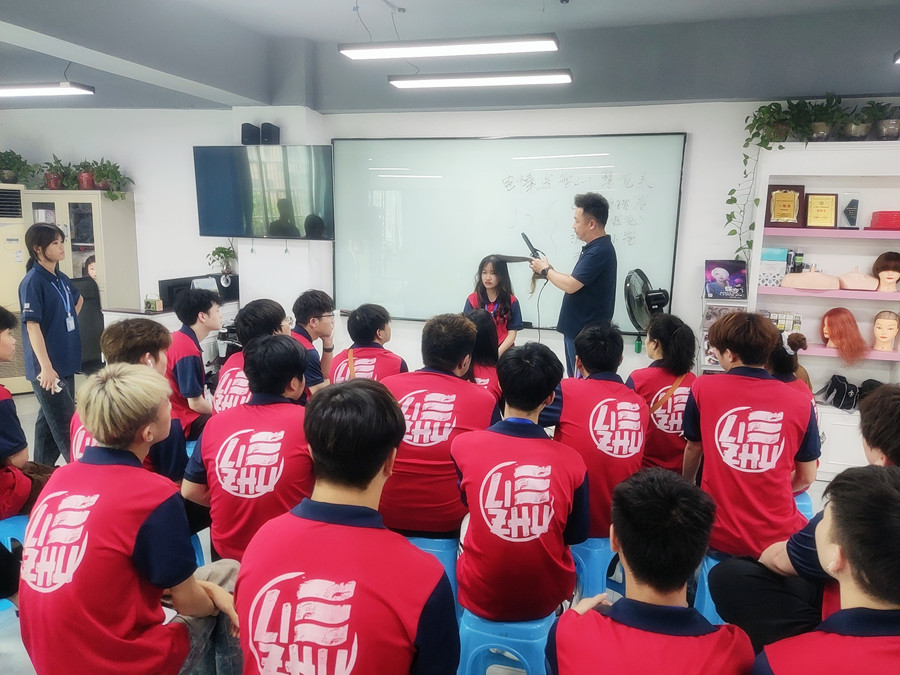 通用燙發(fā)后打理技巧，廣西燙染專業(yè)學(xué)校分享