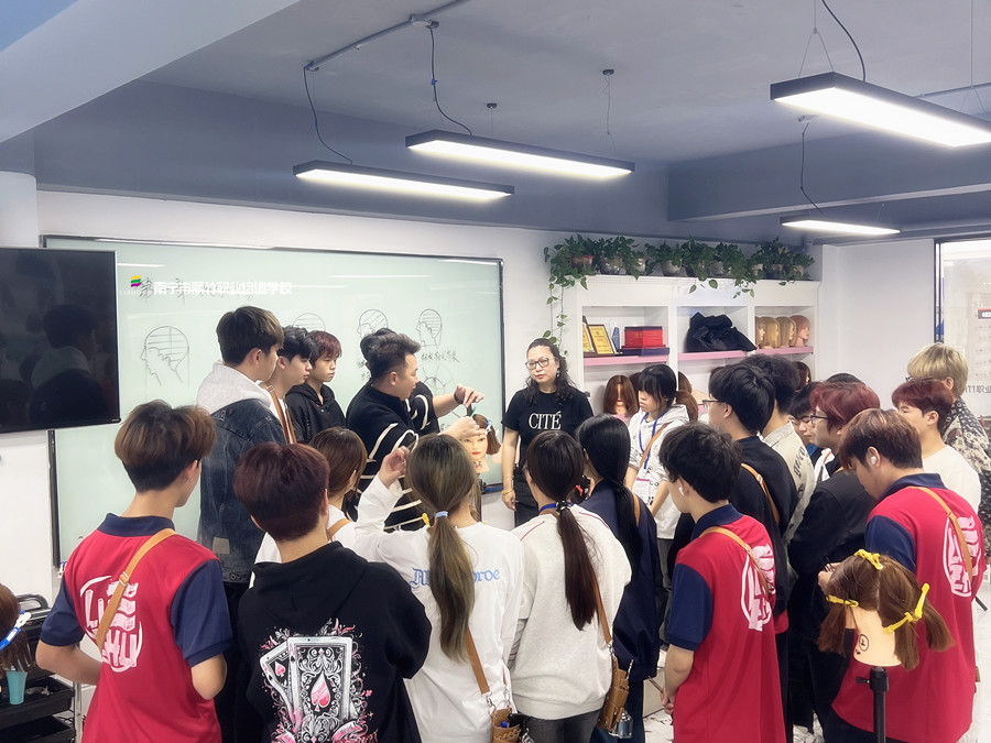 新手學(xué)女士精剪的誤區(qū)，南寧學(xué)發(fā)型