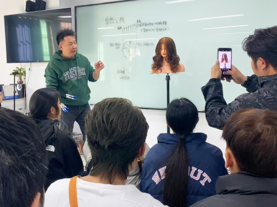 自然V線(xiàn)修剪手法，從零開(kāi)始學(xué)美發(fā)