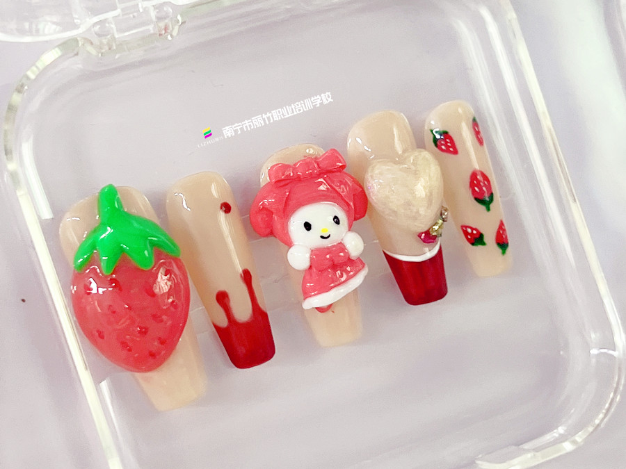 雕花卡通美甲，南寧美甲進修培訓(xùn)作品